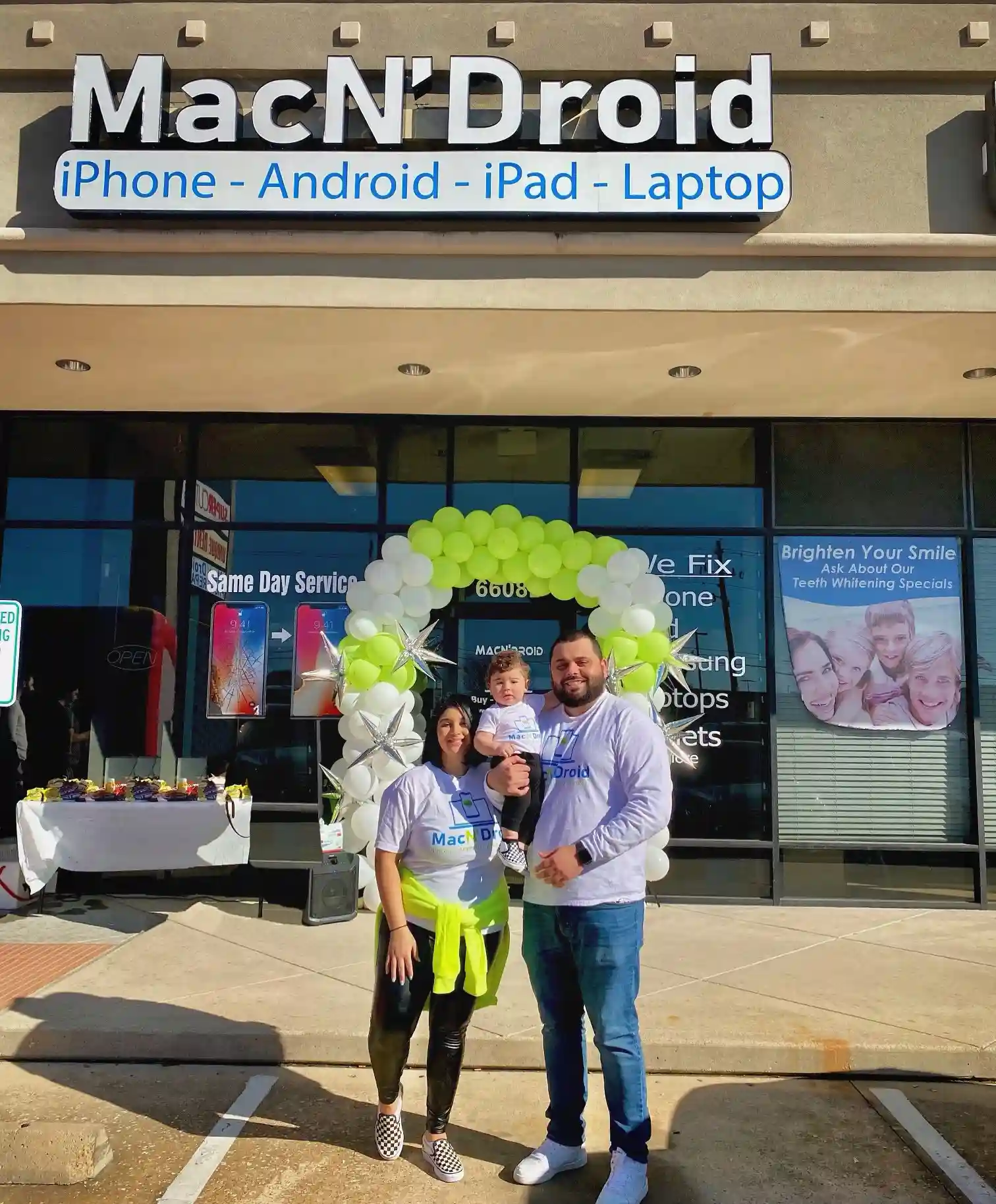 MacN'Droid technician performing micro-soldering repair